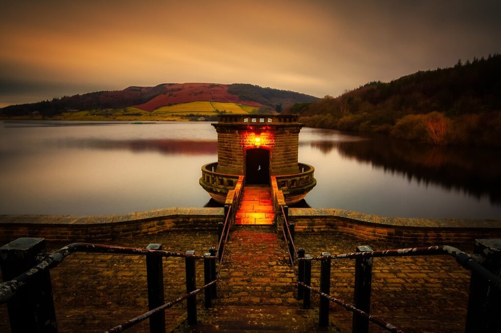 ladybower, reservoir, derwent-3129656.jpg